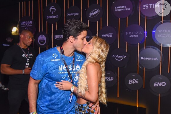 Ricky Tavares beijou a namorada, Carol Bresolin, em camarote na Sapucaí