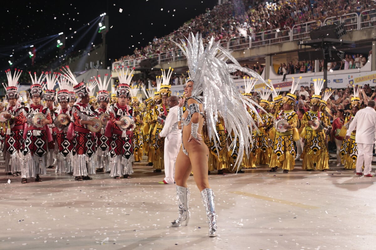 Foto: Paolla Oliveira foi um dos maiores destaques da primeira noite de  Carnaval do Grupo Especial do Rio de Janeiro - Purepeople