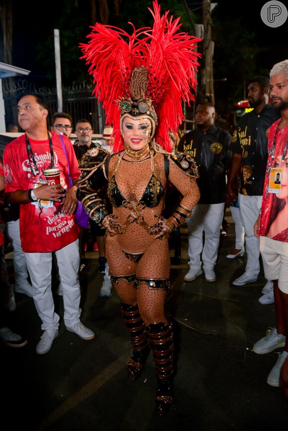 Viviane Araujo usou fantasia de gladiadora no desfile do Salgueiro no Carnaval 2023