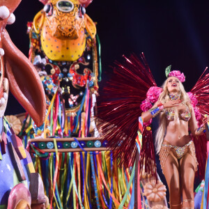 Musa da Grande Rio, Yasmin Brunet fez estreia em carro da escola no Carnaval