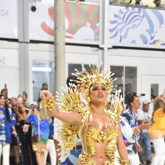 A cantora Lexa surgiu em fantasia toda dourada à frente da bateria da Unidos da Tijuca