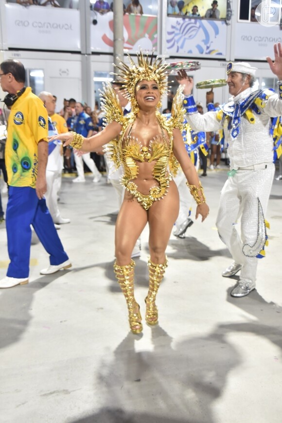 Lexa surgiu poderosa em look todo dourado como rainha da Unidos da Tijuca