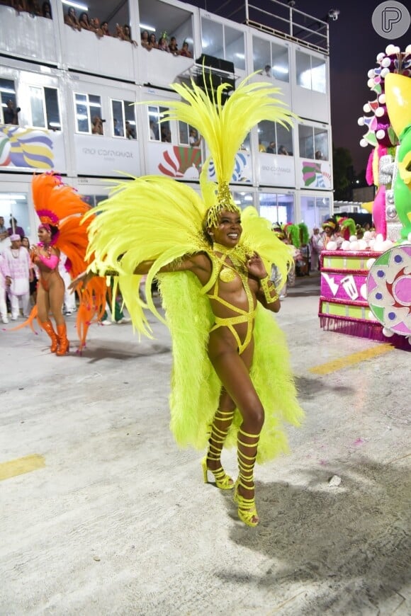 A ex-BBB Thelma Assis desfilou pela Mangueira com look amarelo vibrante