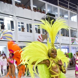 Thelma Assis deu show de samba no pé como musa da Mangueira