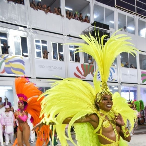 Thelma Assis deu show de samba no pé como musa da Mangueira