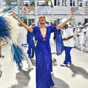 A ex-modelo Luiza Brunet desfilou pela Portela no Carnaval 2023 com look na cor da escola