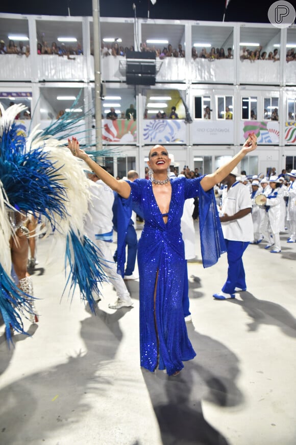 A ex-modelo Luiza Brunet desfilou pela Portela no Carnaval 2023 com look na cor da escola