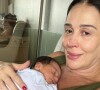 Claudia Raia encantou os seguidores ao surgir coladinho com o filho recém-nascido, Luca