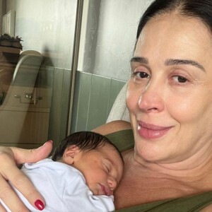 Claudia Raia encantou os seguidores ao surgir coladinho com o filho recém-nascido, Luca