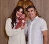 Sorridentes, Claudia Raia e Jarbas Homem de Mello deixaram a maternidade com o filho, Luca, no colo