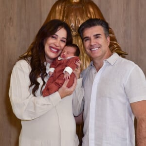 Sorridentes, Claudia Raia e Jarbas Homem de Mello deixaram a maternidade com o filho, Luca, no colo