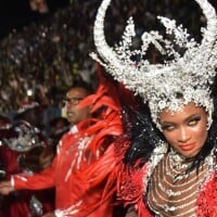 Erika Januza usa lente emblemática para encarnar Rosa Egipcíaca e encerra desfiles do Rio de Janeiro na Viradouro