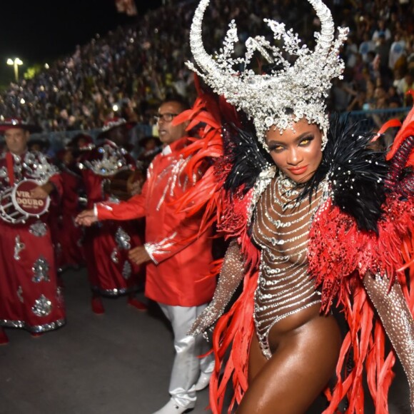 Erika Januza surge belíssima na Viradouro