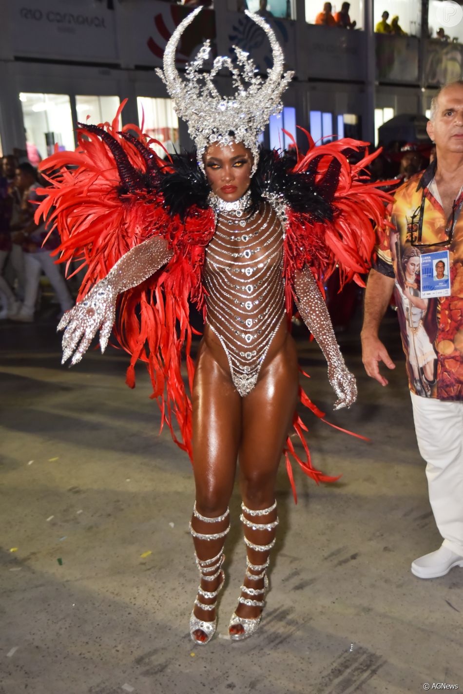 Erika Januza usa lente emblemática para encarnar Rosa Egipcíaca em desfile da Viradouro fotos Erika Januza usa lente emblemática para encarnar Rosa Egipcíaca em desfile da Viradouro fotos