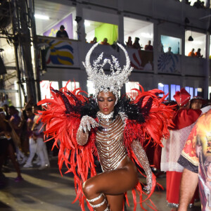 Erika Januza mostrou samba no pé na concentração da escola de samba