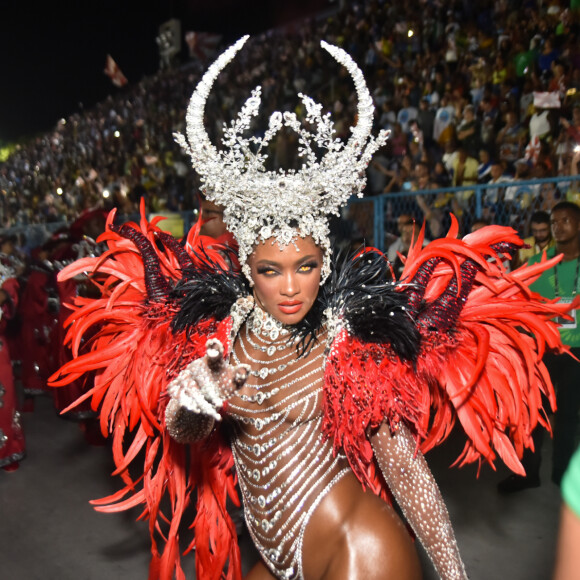 Fantasia de Erika Januza representa o espírito místico que Rosa Maria encarnava
