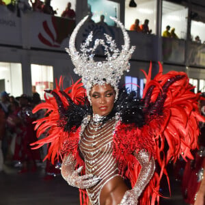 Erika Januza encerrou os desfiles das escolas de samba com a Viradouro