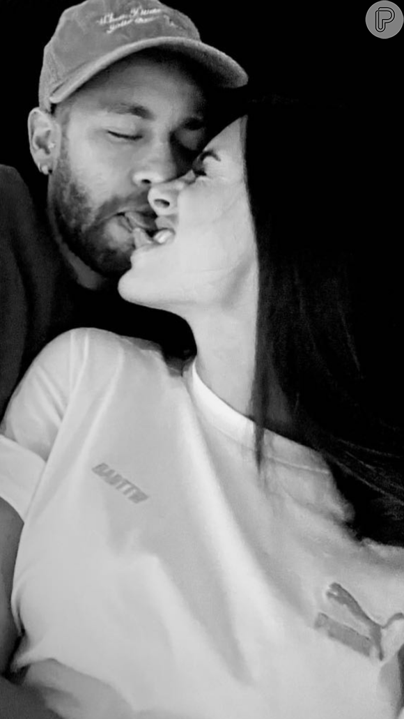 Neymar e Bruna Biancardi encostaram as línguas em fotos românticas