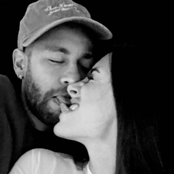 Neymar e Bruna Biancardi encostaram as línguas em fotos românticas