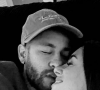 Neymar e Bruna Biancardi dão beijinho em foto romântica