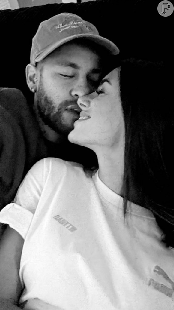 Neymar e Bruna Biancardi dão beijinho em foto romântica