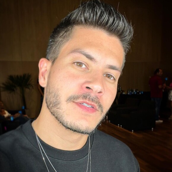 Arthur Aguiar passou o feriado de Carnaval com cantora famosa