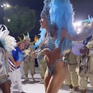 Anitta apareceu de surpresa no desfile das Campeãs