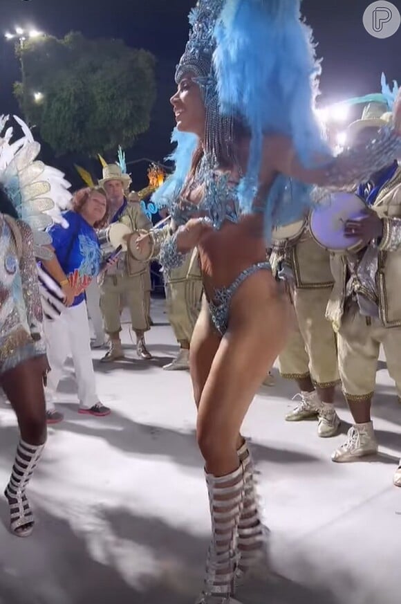 Anitta apareceu de surpresa no desfile das Campeãs
