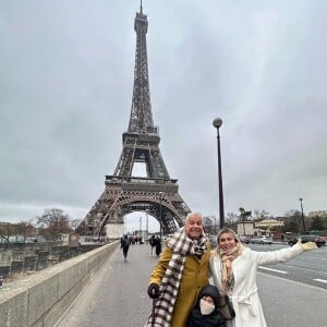 Sikêra Jr. e a mulher, Laura, posam com o filho, Henrique, em Paris, na França