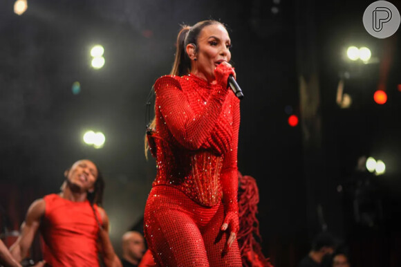 Ivete Sangalo mostrou por que o vermelho está dominando a moda