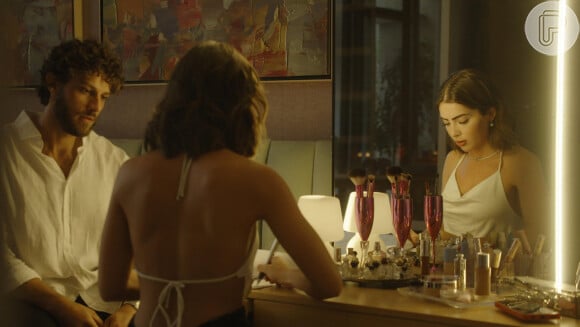 Ari (Chay Suede) é confrontado por Chiara (Jade Picon) a respeito das ações que roubou de Guerra (Humberto Martins), na novela 'Travessia'