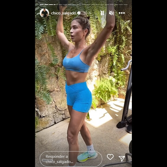 Grazi Massafera faz uma série de exercícios para braços e pernas nos vídeos
