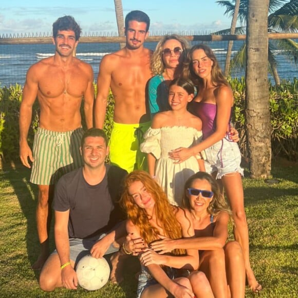 Marina Ruy Barbosa e Enzo Celulari apareceram juntos em uma viagem e levantaram suspeiras de romance