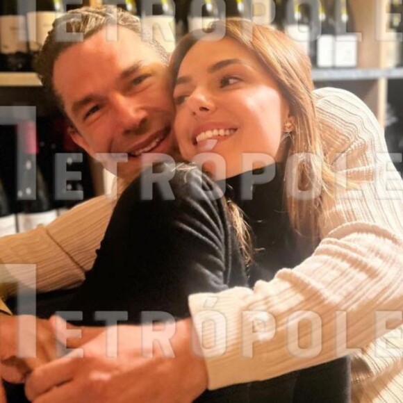 Primeira foto do casal Isis Valverde e Marcus Buaiz foi divulgada pelo colunista Leo Dias