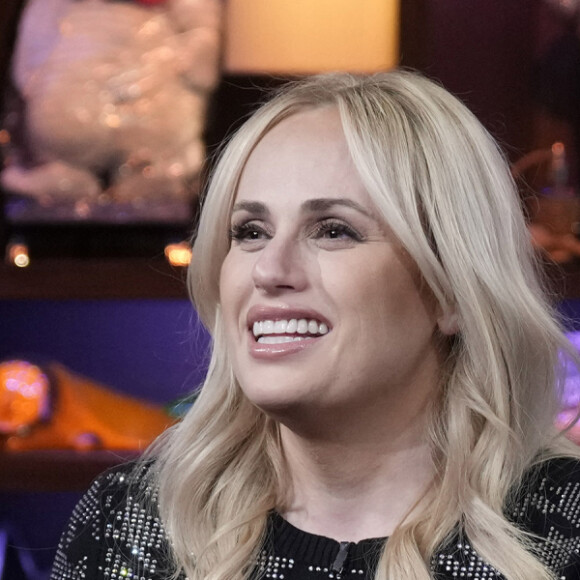 A atriz Rebel Wilson deu detalhes de um encontro com Príncipe Harry e Meghan Markle durante entrevista a um talkshow americano