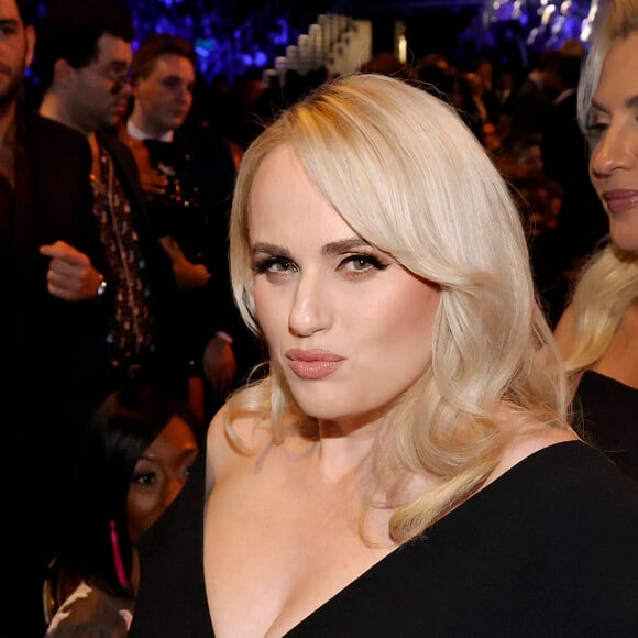 Rebel Wilson diz ter sido apresentada a Príncipe Harry e Meghan Markle através de um amigo em comum