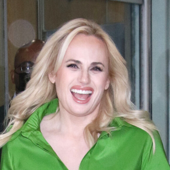 Rebel Wilson tentou defender Meghan Markle e atribuiu o comportamento dela ao fato de sua mãe ter feito perguntas inconvenientes a respeito dos filhos do casal