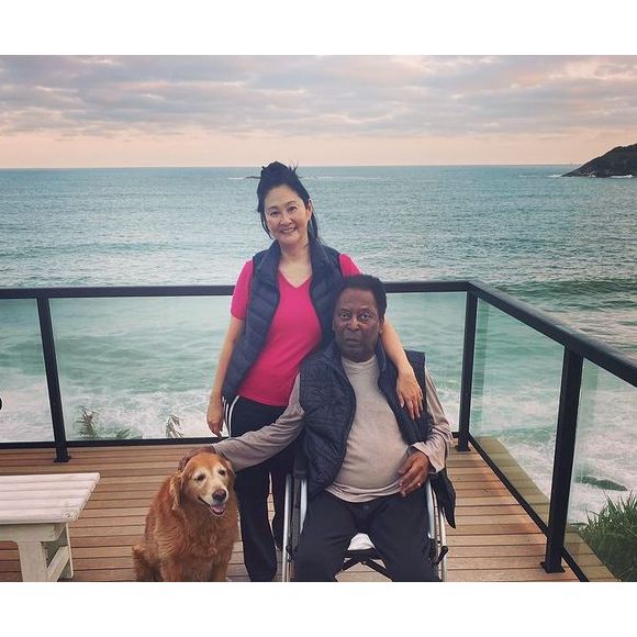 Casa de Pelé deixada para Marcia Aoki tem quatro andares, elevador e varanda sobre o mar