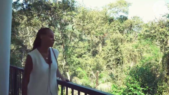 Mansão de Aline Wirley e Igor Rickli está localizada em meio a uma floresta no Rio de Janeiro