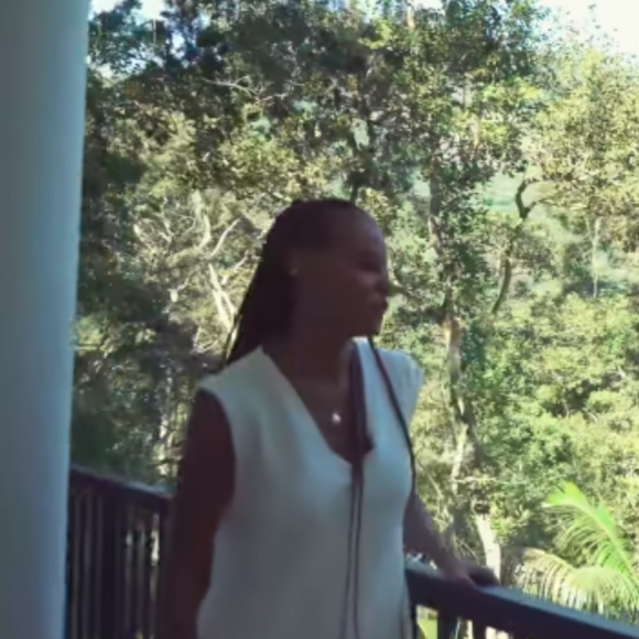 Mansão de Aline Wirley e Igor Rickli está localizada em meio a uma floresta no Rio de Janeiro