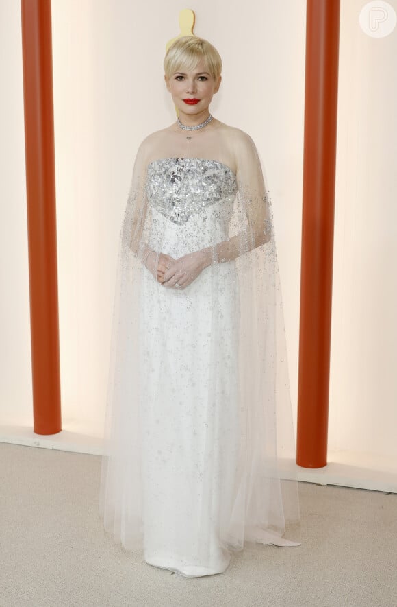 Michelle Williams usou um vestido delicado e com detalhes em prata no Oscar 2023: o longo é da Chanel
