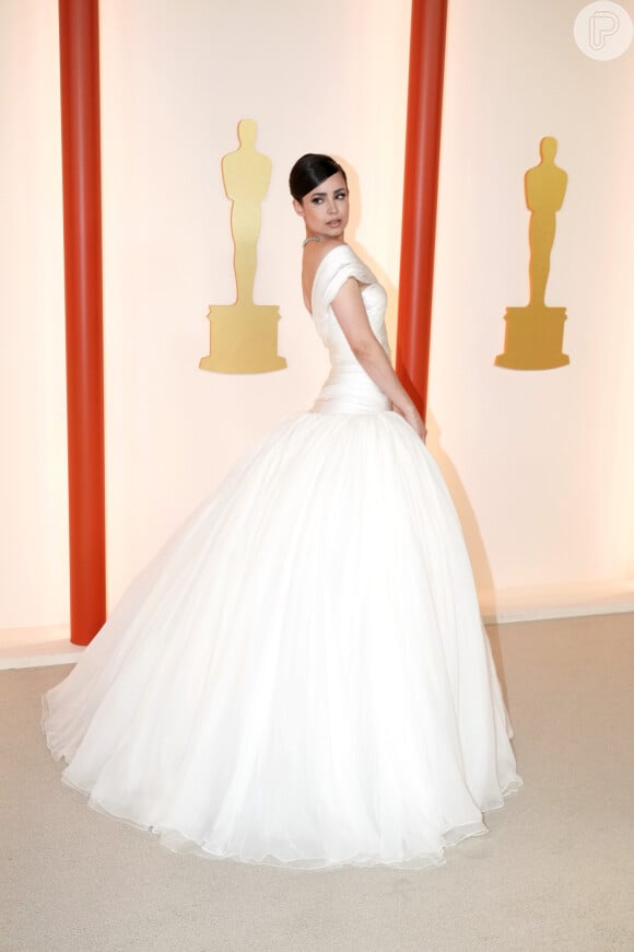 Sofia Carson também usou um vestido branco no Oscar 2023