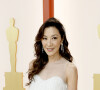 O branco foi a aposta de Michelle Yeoh, vencedora do Oscar de Melhor Atriz, usou um vestido branco delicado e marcante da Dior Couture