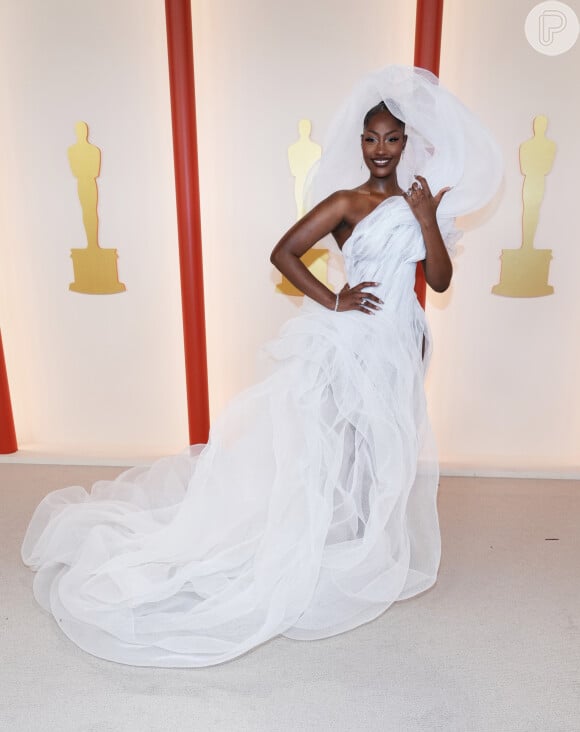 Tems usou vestido Lever Couture no red carpet do Oscar 2023