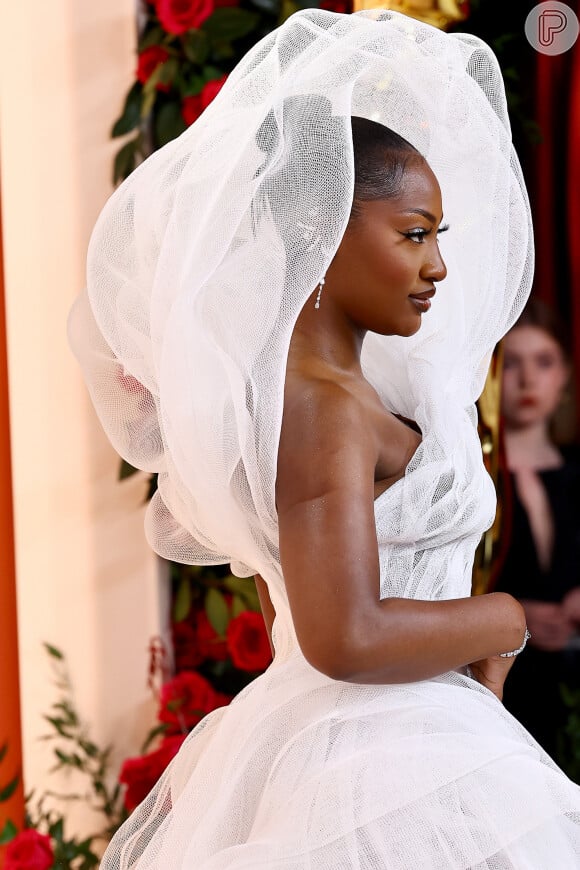 O vestido de Tems no Oscar 2023 foi um longo escultural Lever Couture
