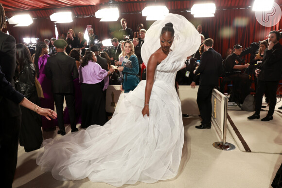 No Oscar, o vestido da cantora Tems foi um dos mais comentados nas redes sociais