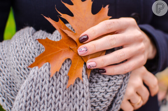 Unhas decoradas com temática floral e esmalte escuro é versão certeira para usar no Outono