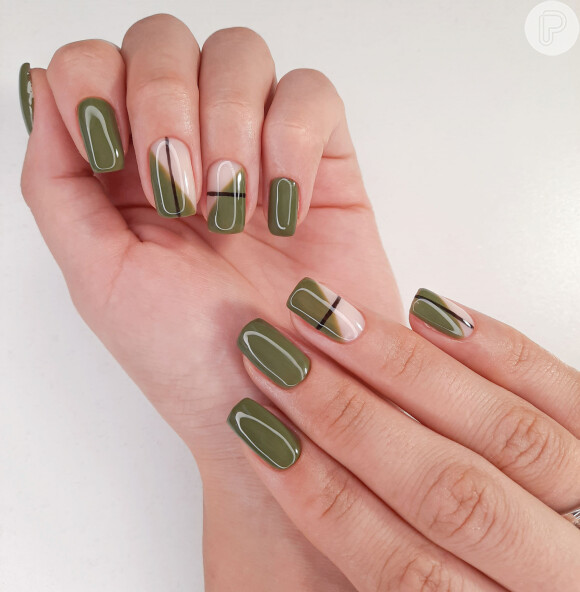 O verde é uma cor queridinha para usar nas nail arts de Outono: que tal esse modelo que combina a cor com linhas e esmalte nude?