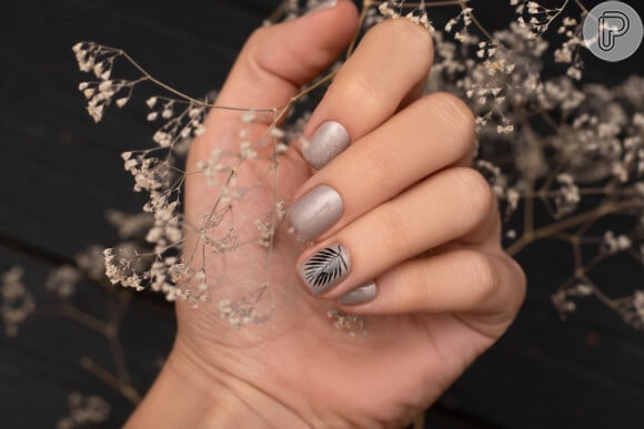Esmalte cintilante em cinza é opção descolada para usar na nail art de Outono