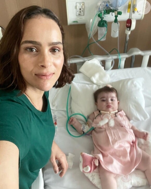 Maria Guilhermina, filha de Juliano e Letícia Cazarré, foi internada para trocar a cânula de traqueostomia